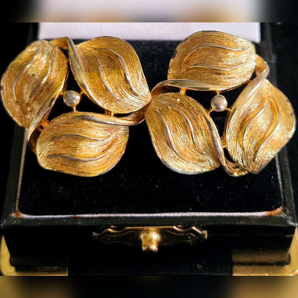 Coro Gold Leaf Brooch